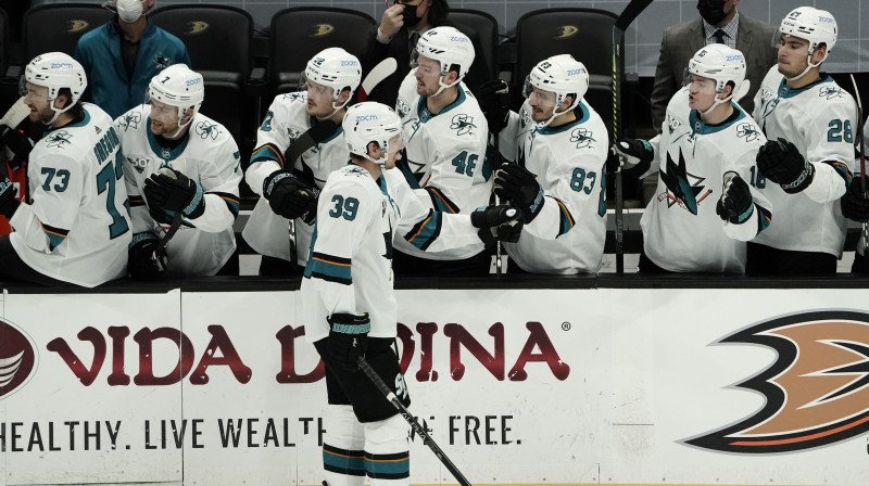 Rūdolfs Balcers apsveic "Sharks" kapteini Loganu Kutūru. Foto: AP/Scanpix