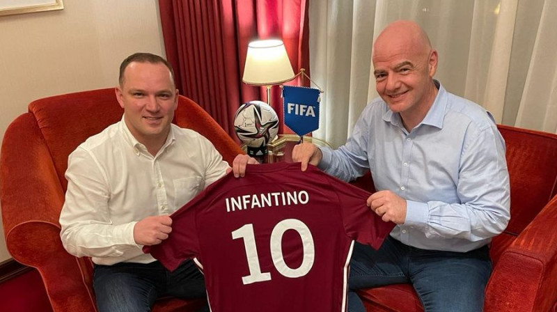 LFF prezidents Vadims Ļašenko (pa kreisi) un FIFA prezidents Džanni Infantīno (pa labi). Foto: lff.lv