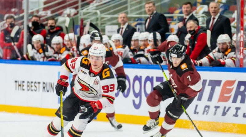 Aleksandrs Hohlačovs un Kristaps Zīle. Foto: Kaspars Volonts, Dinamo Rīga