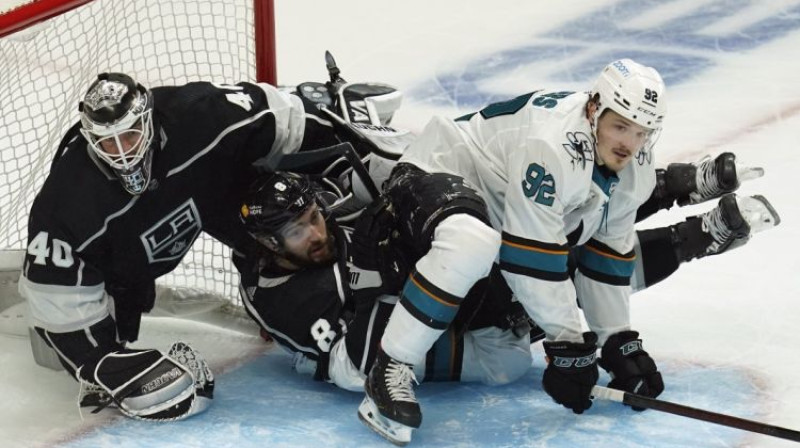 Rūdolfs Balcers (Nr. 92) cīņā Losandželosas "Kings" vārtu priekšā. Foto: Ashley Landis/AP/Scanpix
