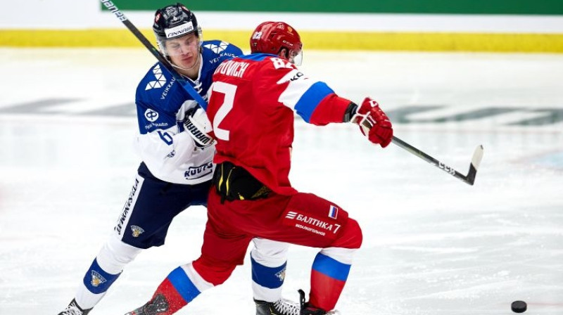 Rīgas "Dinamo" aizsargs Tonijs Sunds (Nr. 6) cīņā pret Ivanu Čehoviču. Foto: Anders Bjuro/EPA/Scanpix