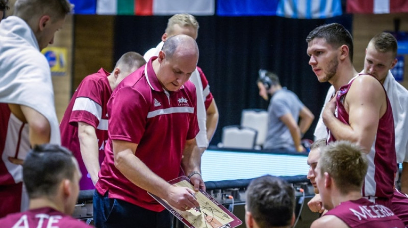 Roberts Štelmahers pie Latvijas izlases vadības stūres. Foto: FIBA