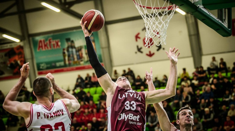 Mārtiņš Meiers pirmajā mačā izdemolēja bulgāru soda laukumu. Foto: FIBA