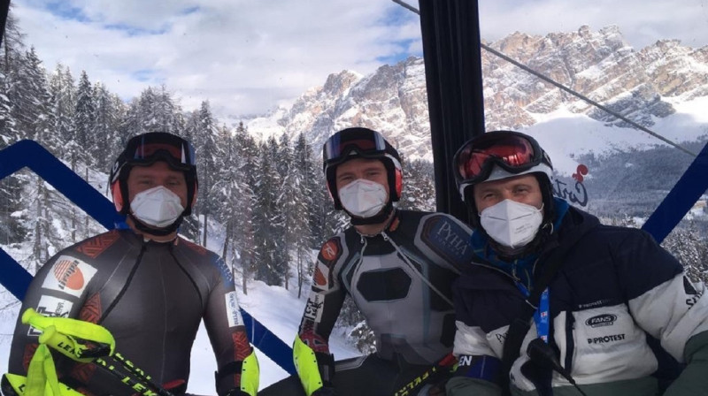 No kreisās: Elvis un Lauris Opmaņi un viņu treneris. Foto no sportistu privātā arhīva.