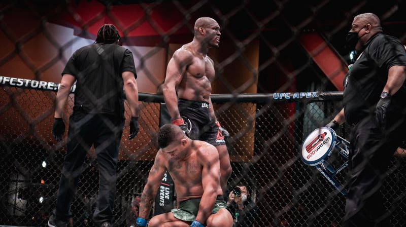 Kamaru Usmans izcīna uzvaru pret Gilbertu Bērnsu. Foto: twitter.com/UFC