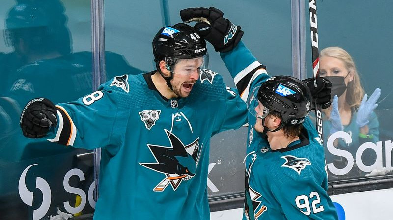 Rūdolfs Balcers (nr. 92) apsveic Tomāšu Hertlu ar vārtu guvumu. Foto: USA Today Sports/Scanpix