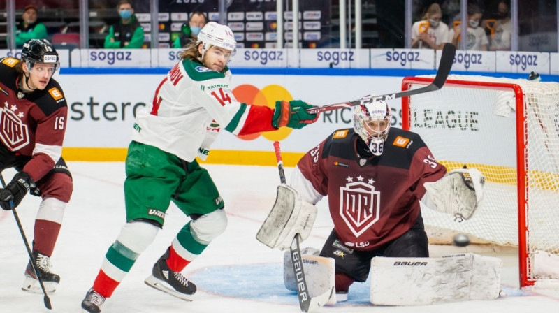 Viktors Tihonovs cīņā Jāņa Vora sarāto vārtu priekšā. Foto: Kaspars Volonts/dinamoriga.lv