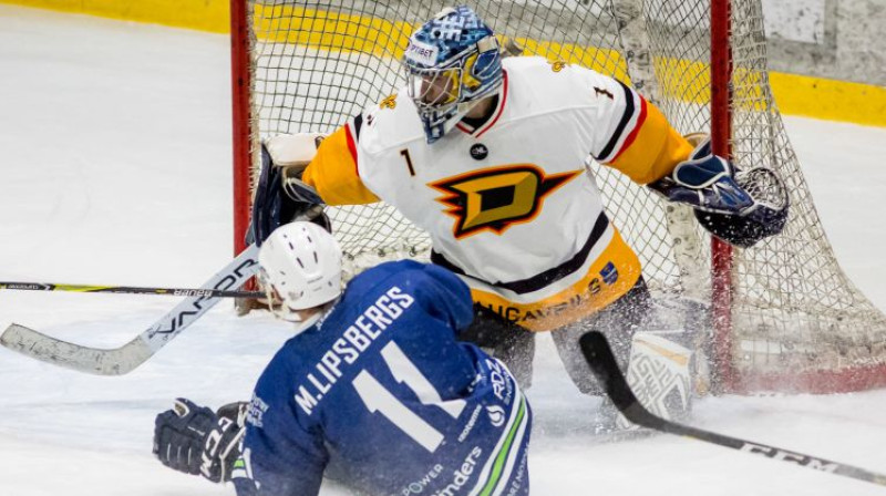 Miks Lipsbergs pie Daugavpils "Dinaburgas" vārtiem. Foto: Guntis Lazdāns/OHL