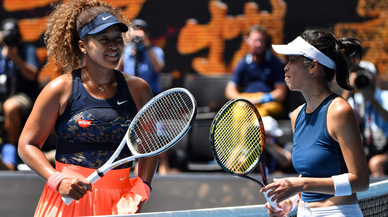 Naomi Osaka un Sūveja Šjē. Foto: AFP/Scanpix