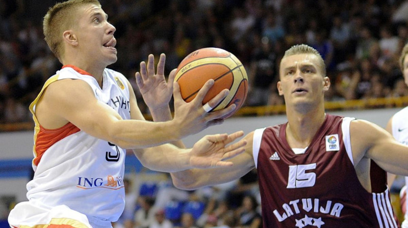 Andris Biedriņš cīņā pret Vācijas uzbrukumu 2009. gada Eiropas čempionātā. Foto: Getty Images