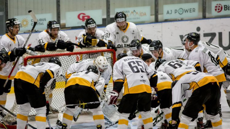 "Olimp"/"Venta 2002" spēlētāji. Foto: Guntis Lazdāns/OHL