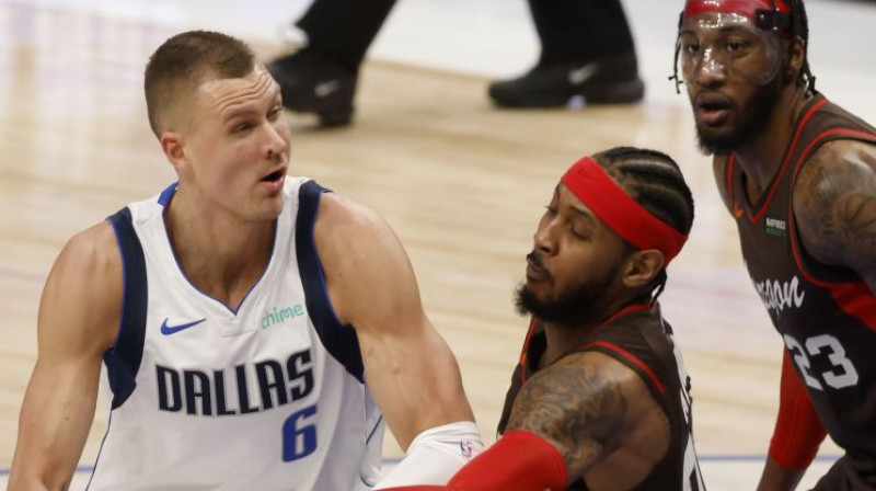 Kristaps Porziņģis pret Karmelo Entoniju. Foto: AP/Scanpix
