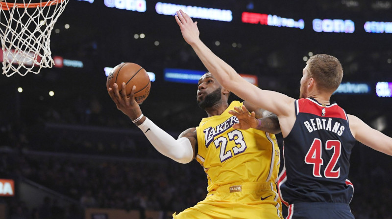 Lebrons Džeimss un Dāvis Bertāns. Foto: AP/Scanpix