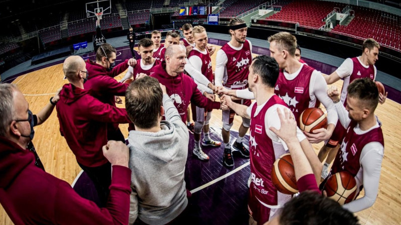 Roberts Štelmahers un Latvijas izlase. Foto: basket.lv