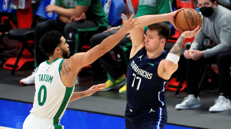 Luka Dončičs (ar bumbu) un Džeisons Teitums. Foto: USA Today/Scanpix