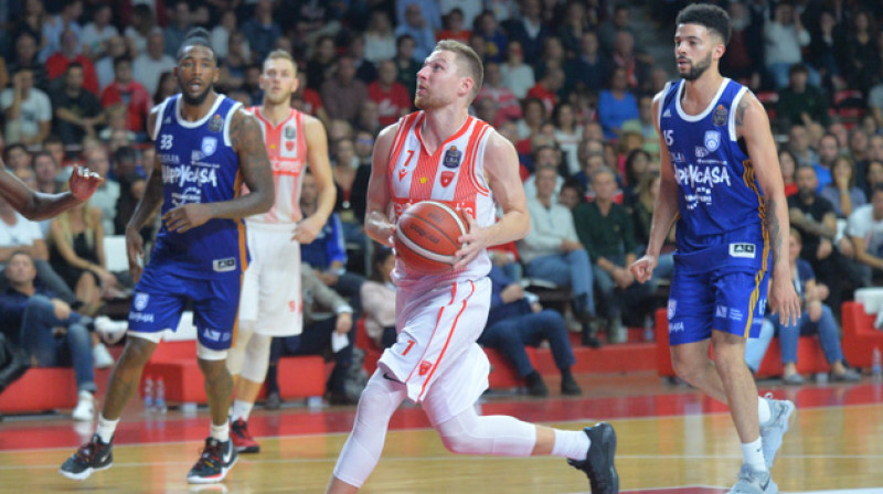 Ingus Jakovičs uzbrūk grozam. Foto: VareseSport
