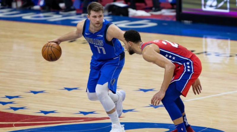 Luka Dončičs pret Benu Simonsu. Foto: USA TODAY Sports/Scanpix.ee