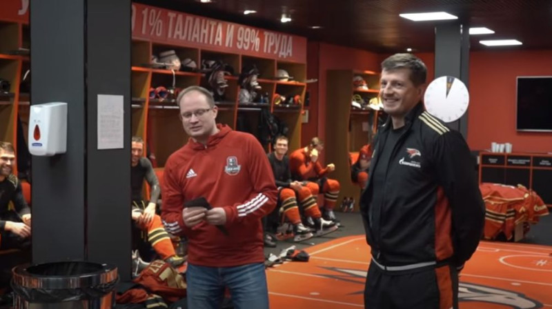 Latviešu video treneri Pēteris Groms  un Aldis Āboliņš. Foto: Omskas "Avangard"