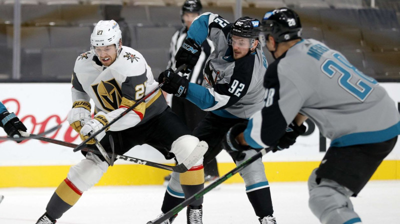 Rūdolfs Balcers (Nr. 92) cīņā par ripu spēlē pret Lasvegasas "Golden Knights". Foto: Ezra Shaw/AFP/Scanpix