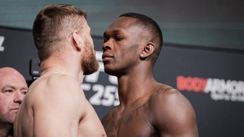 Izraels Adesanja (pa labi) aci pret aci ar Janu Blahoviču. Foto: twitter.com/UFC