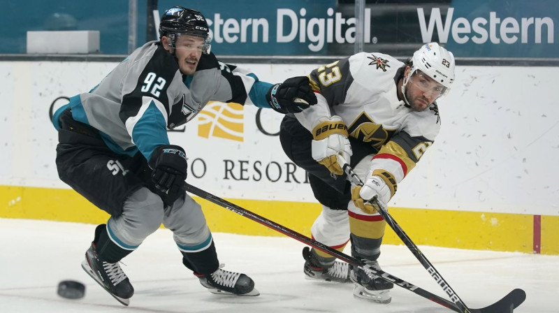 Rūdolfs Balcers (Nr. 92) cīņā pret Lasvegasas "Golden Knights" aizsargu Aleku Martinezu. Foto: Jeff Chiu/AP/Scanpix