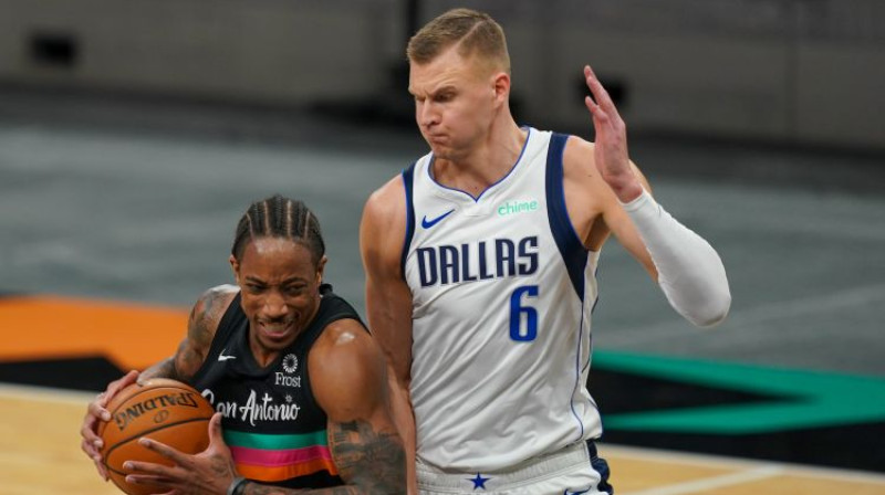Demārs Derouzens pret Kristapu Porziņģi. Foto: USA Today Sports/Scanpix