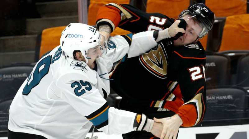 Dūres izvicina Kērtiss Gabriels ("Sharks") un Nikolā Delorjē ("Ducks"). Foto: Ringo H.W. Chiu/AP/Scanpix