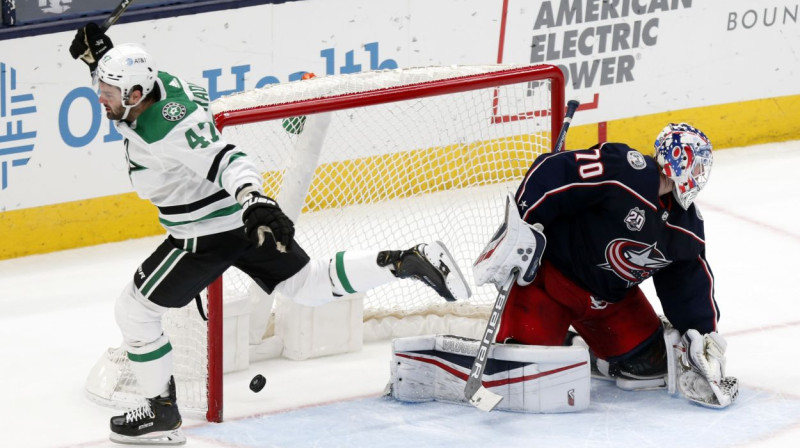 Aleksandrs Radulovs pārspēj Jonasu Korpisalo. Foto: Paul Vernon/AP/Scanpix