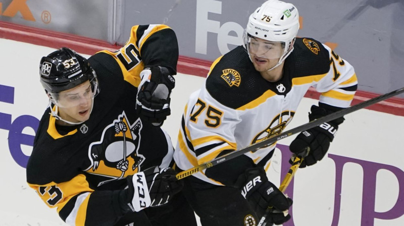 Teodors Bļugers (Nr. 53) cīņā pret Bostonas "Bruins" aizsargu Konoru Kliftonu. Foto: Keith Srakocic/AP/Scanpix