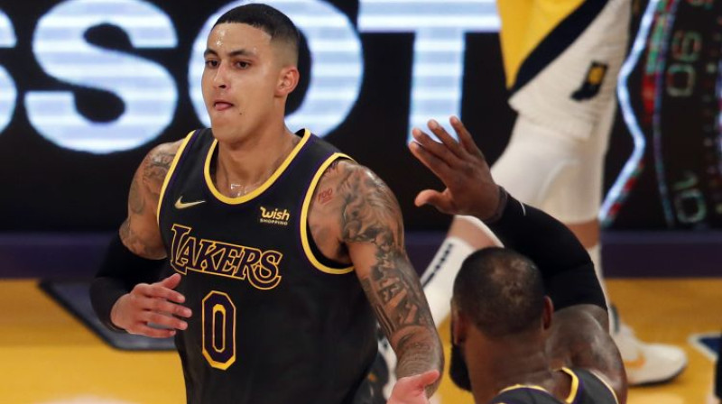 Kails Kuzma un Lebrons Džeimss. Foto: EPA/Scanpix