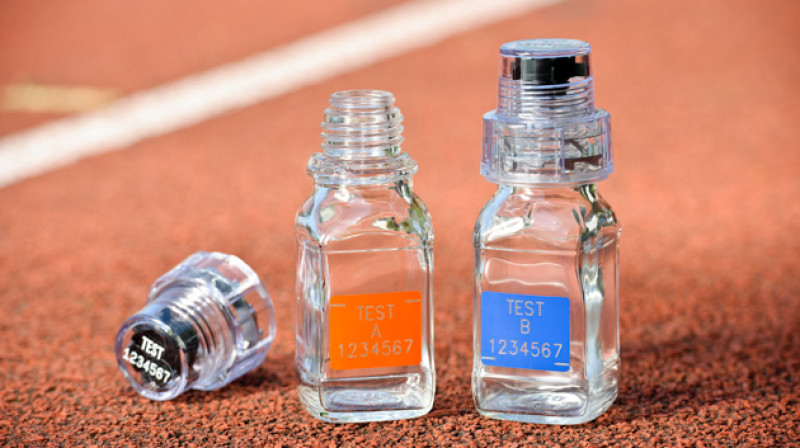 Antidopinga darbinieku izmantotās BEREG-Kit stikla pudelītes. Foto: Berlinger.com
