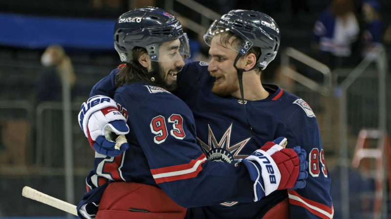 Mika Zibanejads (Nr. 93) un Pāvels Bučņevičs (Nr. 89) Ņujorkas "Rangers" uzvarā ar 9:0 kopā savāca desmit punktus. Foto: Bruce Bennett/AP/Scanpix