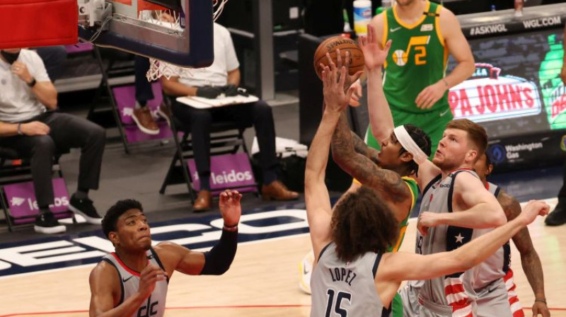 Dāvis Bertāns gatavojas bloķēt Džordana Klārksona metienu. Foto: USA Today/Scanpix