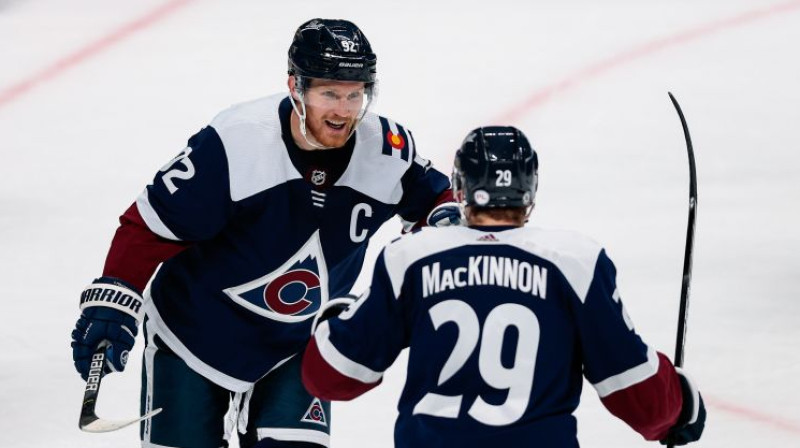 Gābriels Landeskūgs un Neitans Makinnons. Foto: USA Today Sports/Scanpix