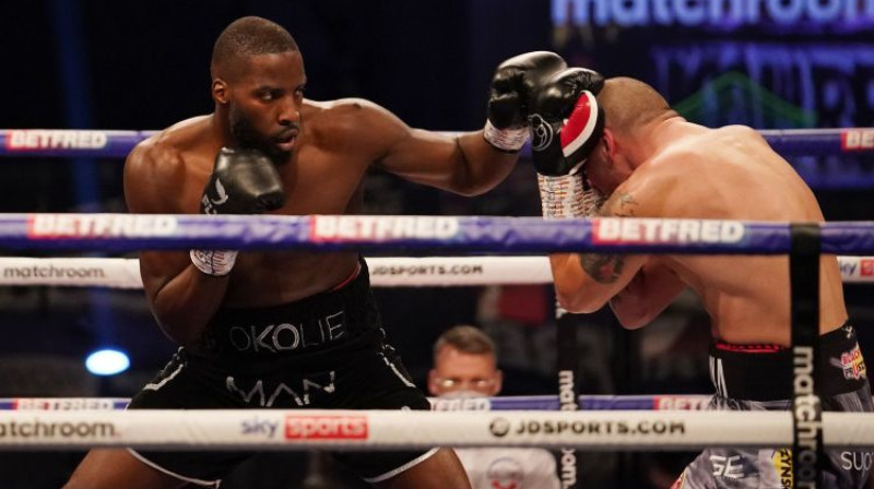 Lorenss Okolijs sadauza Kšištofu Glovacki. Foto: Matchroom Boxing