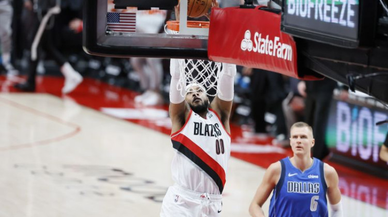 Kristaps Porziņģis vēro, kā divus punktus gūst Karmelo Entonijs. Foto: USA Today Sports/Scanpix