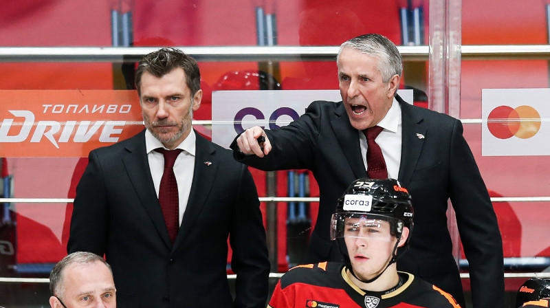 Bobs Hārtlijs pa labi. Foto: hawk.ru