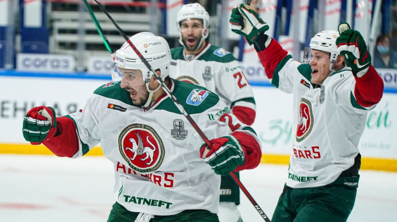 Kazaņas "Ak Bars" hokejisti svin vārtu guvumu. Foto: ak-bars.ru