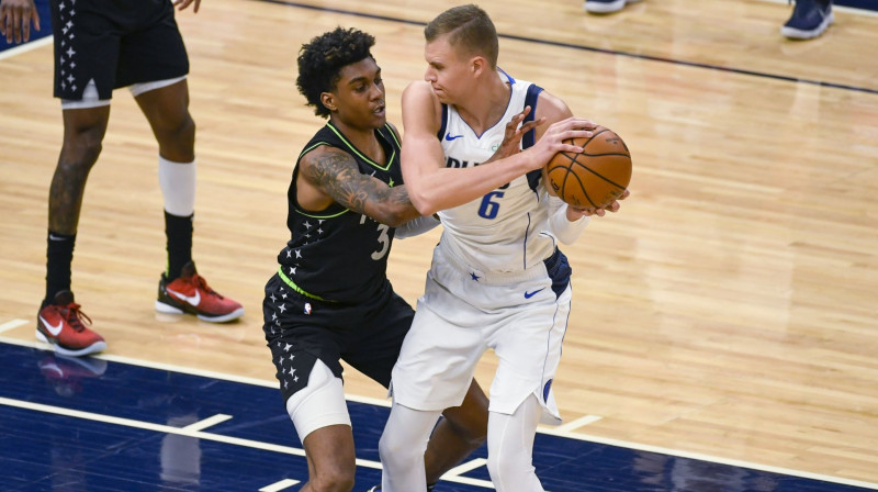 Džeidens Makdaniels un Kristaps Porziņģis. Foto: AP/Scanpix