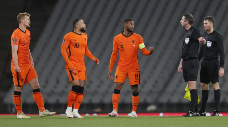 Nīderlandes izlases līderi Mateiss de Lihts, Memfiss Depajs un Džordžinjo Veinaldums strīdas ar tiesnešiem. Foto: AP/Scanpix