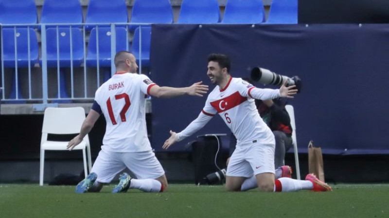 Buraks Jilmazs un Ozans Tufans svin vārtus Malagā. Foto: Reuters/Scanpix
