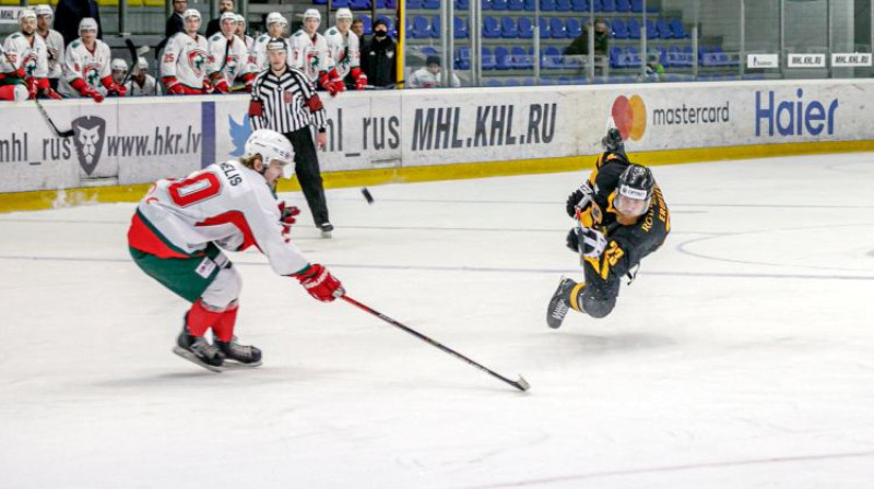 Emīls Ločmelis aizsardzībā pret Aleksandru Jerofejevu. Foto: Agris Bricis/OHL