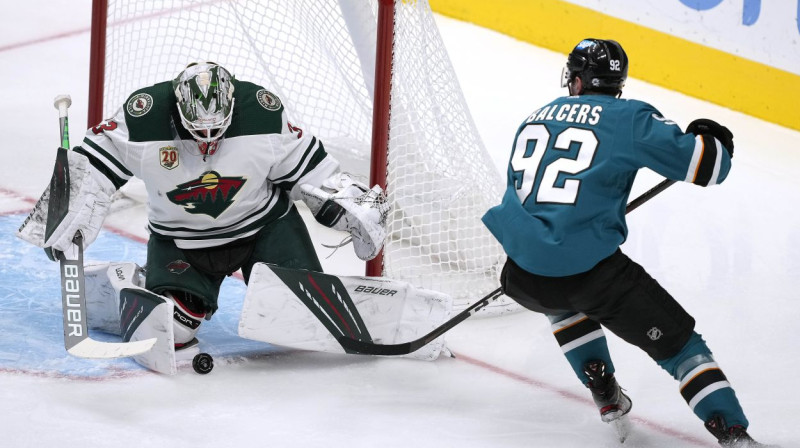 Rūdolfs Balcers uzbrukumā Minesotas "Wild" vārtiem. Foto: Tony Avelar/AP/Scanpix