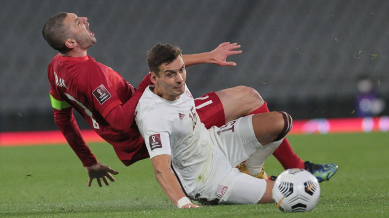 Latvijas izlases futbolists Vladislavs Fjodorovs izklupienā pret Turcijas valstsvienības kapteini Buraku Jilmazu. Foto: imago images/Seskim Photo/Scanpix