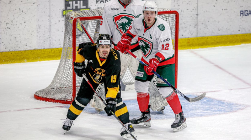 Miķelis Rēdlihs "Liepājas" vārtu priekšā. Foto: Agris Bricis/Optibet hokeja līga