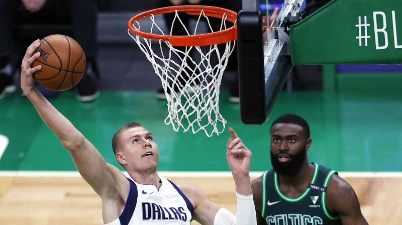 Kristaps Porziņģis un Džeilens Brauns. Foto: AFP/Scanpix