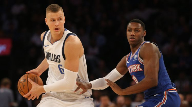 2015. gada drafta ceturtais numurs Kristaps Porziņģis pret 2019. gada drafta trešo numuru Rouenu Beretu. Foto: USA Today Sports/Scanpix