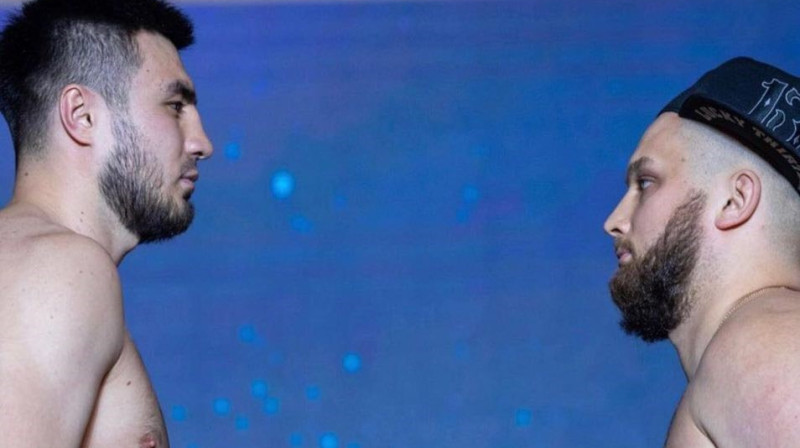 Kristaps Zutis (no labās) svēršanās procedūras laikā ar Bahodiru Jalolovu
Foto: Matcroom