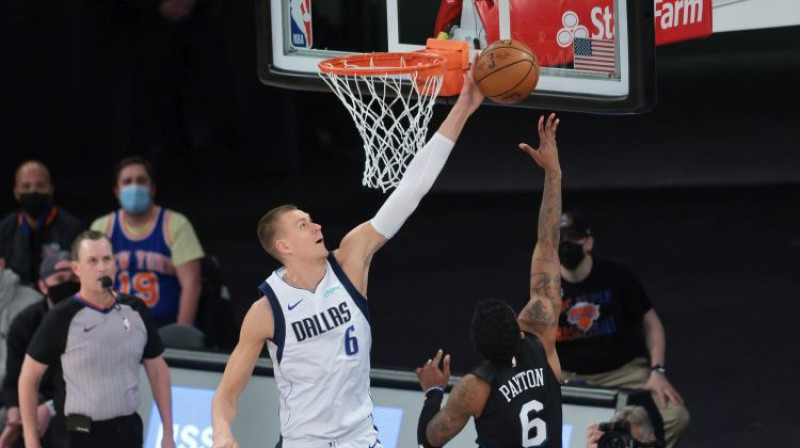 Kristaps Porziņģis bloķē Elfrīda Peitona metienu. Foto: USA TODAY Sports/Scanpix