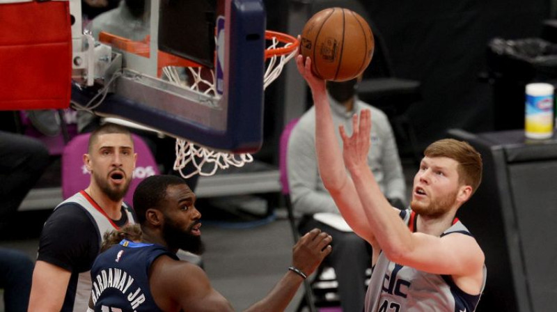 Dāvis Bertāns ceļā uz Tima Hārdeveja sargāto "Mavericks" grozu. Foto: Getty Images/Scanpix